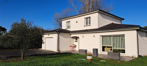 Beautiful and bright contemporary property 10 minutes from the train station of Saint André de Cubz
