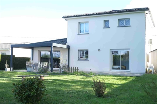 Beautiful and bright contemporary property 10 minutes from the train station of Saint André de Cubz