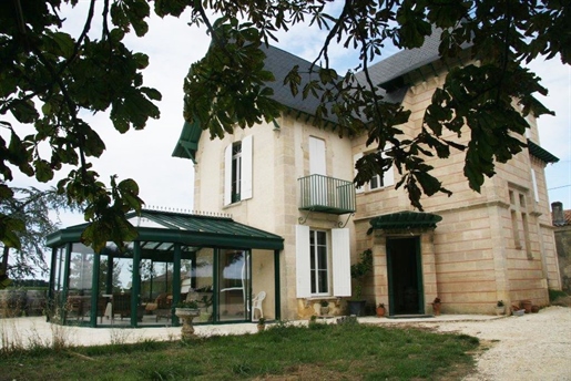 Purchase Château 8 rooms 288 m2 33710 Bourg Immobiliere De L'estuaire