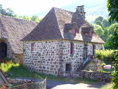Et frittliggende hus i Cantal