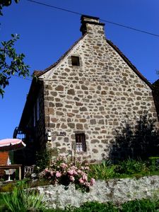 Et frittliggende hus i Cantal