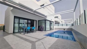 Garage con piscina della casa moderna