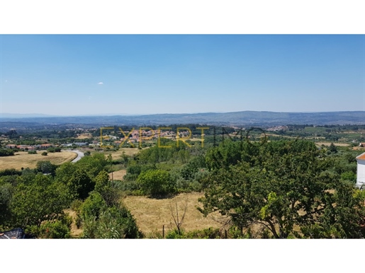 3 maisons d'habitation duplex et terrain adjacent, au milieu de la ville Gouveia, dans une zone qui