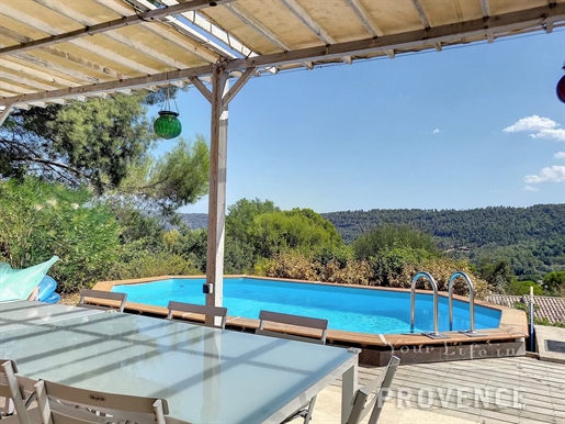 Vue panoramique au calme villa moderne avec piscine