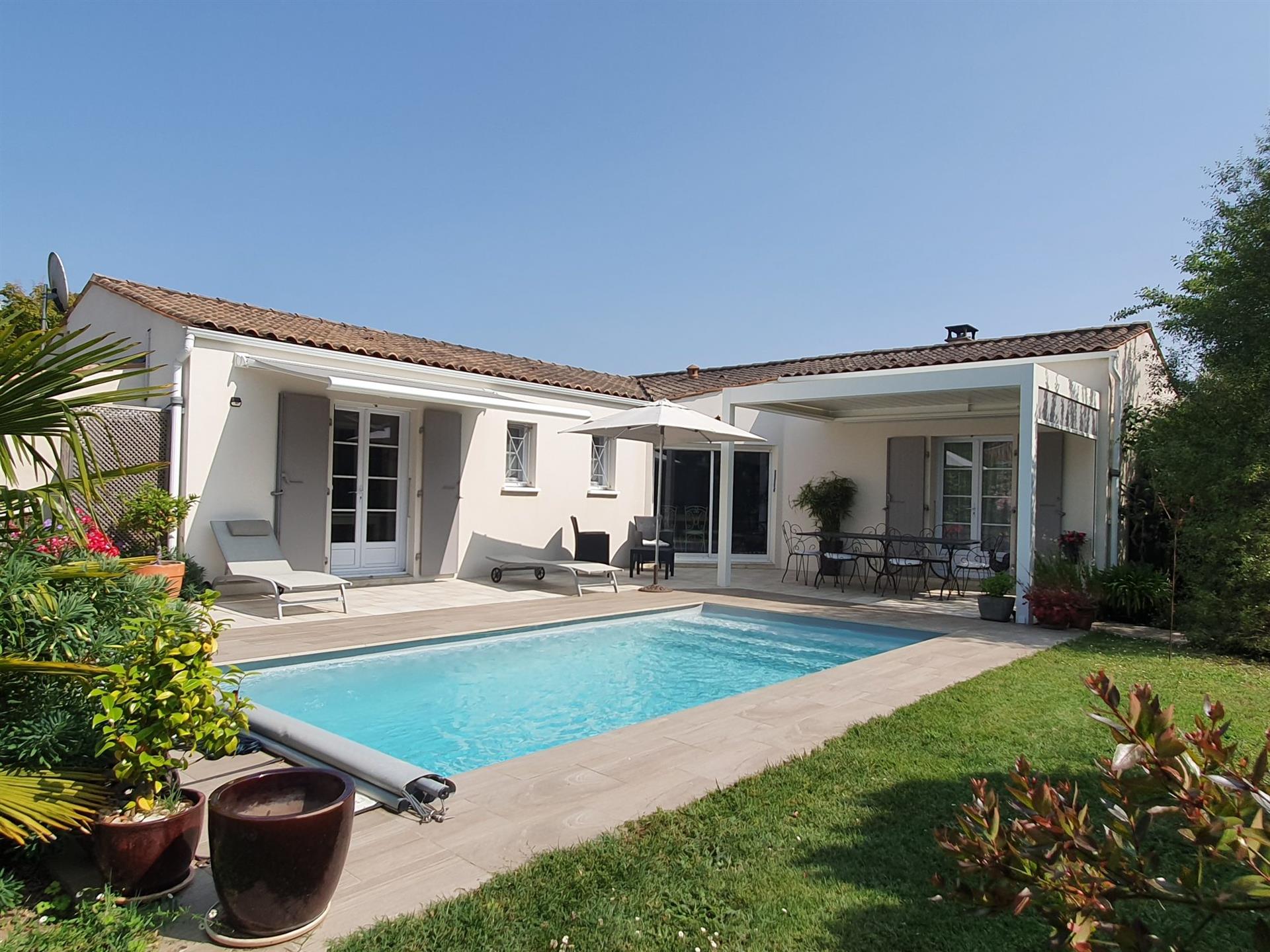 Cozy House with Pool and Garage