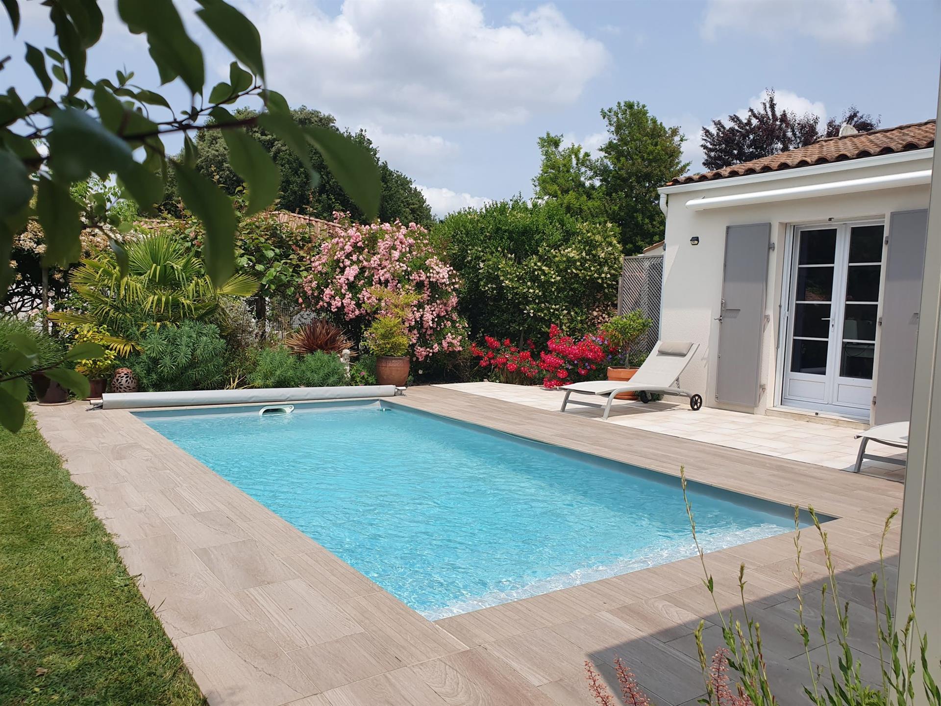 Cozy House with Pool and Garage