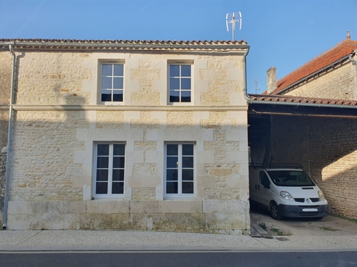 Maison de Maître with its gîte to renovate