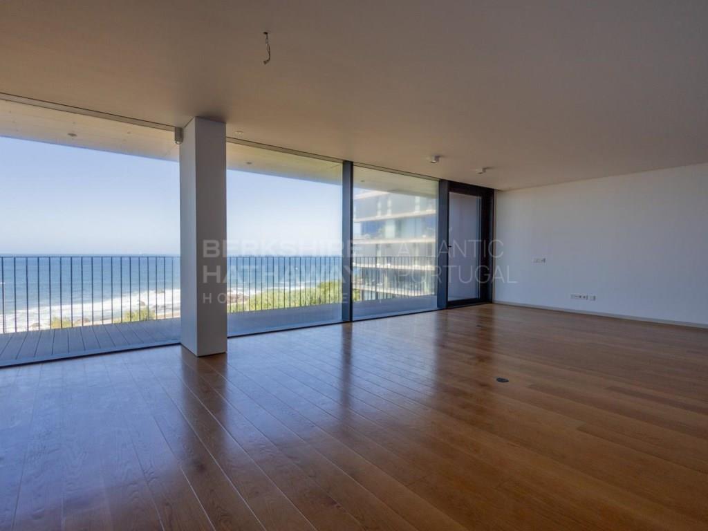 Luxury 4 Bedroom Apartment with Sea View