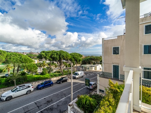 3 bedroom flat with 2 parking spaces in the centre of Estoril