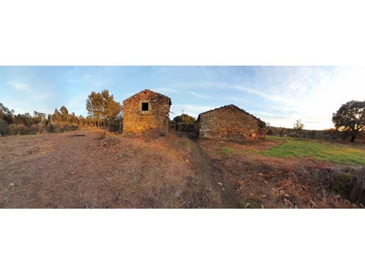 Excellent investment opportunity - Village with 7 houses on a plot of land with 1.25ha in the centre