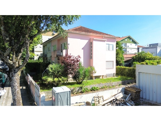 T6 semi-detached house with large patio in the center of Braga