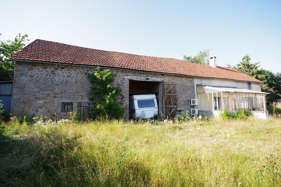 Morvan farmhouse on 6555 m² of adjoining land