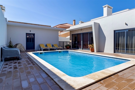 Villa contemporaine de plain-pied T5 + 1 avec piscine à Azeitão