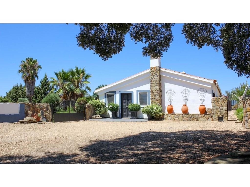 Equestrian centre with 3 bed country house and lake view near Ourique
