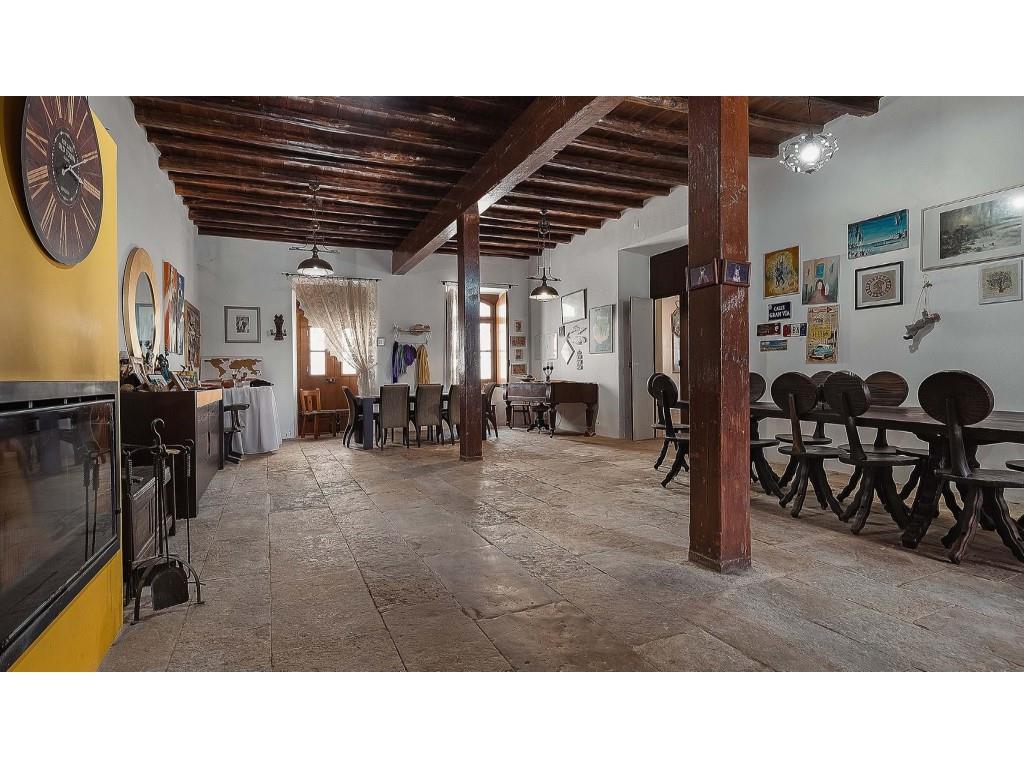 Historic 19 room townhouse with pool in the heart of the city of Silves, Algarve