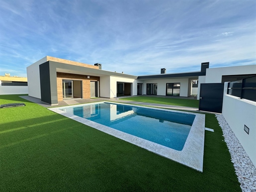 New Single Storey House T4 with Pool Brejos de Azeitão, mini-condominium