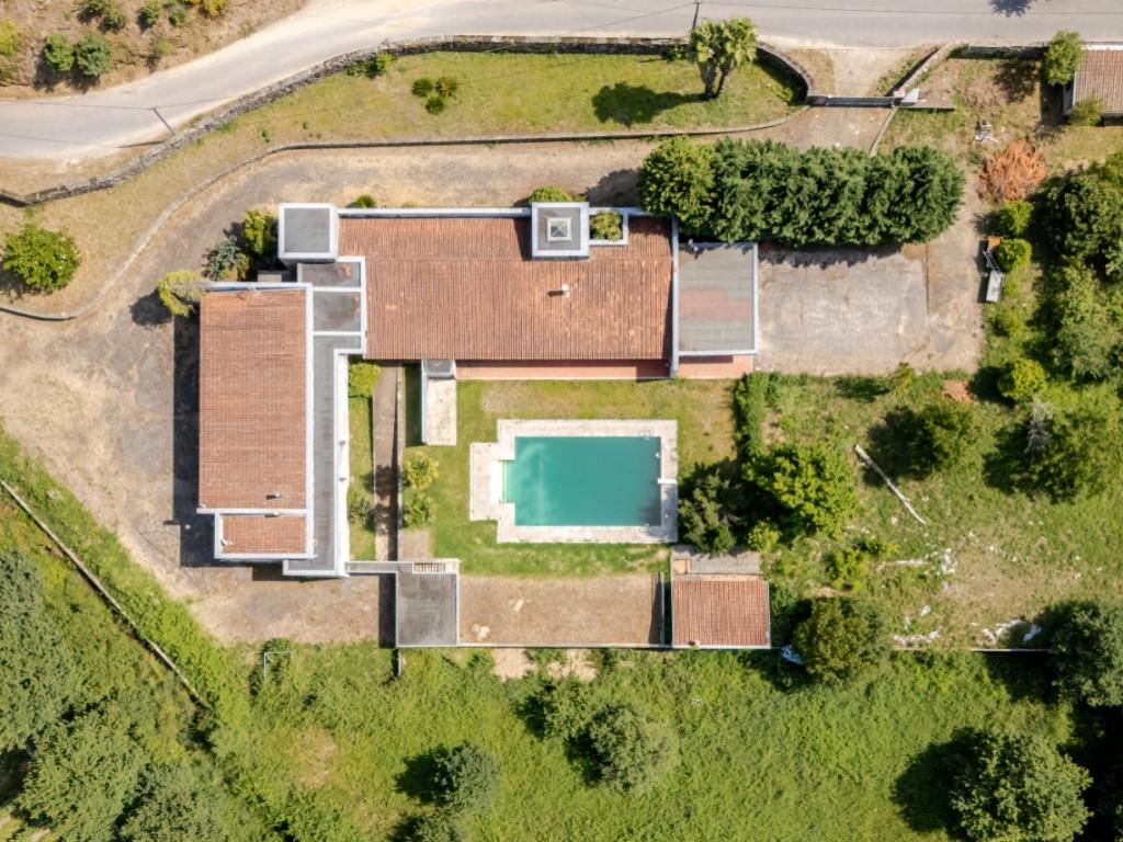 Elegance, Space, and Nature - An Exclusive Retreat 20 Minutes from Braga