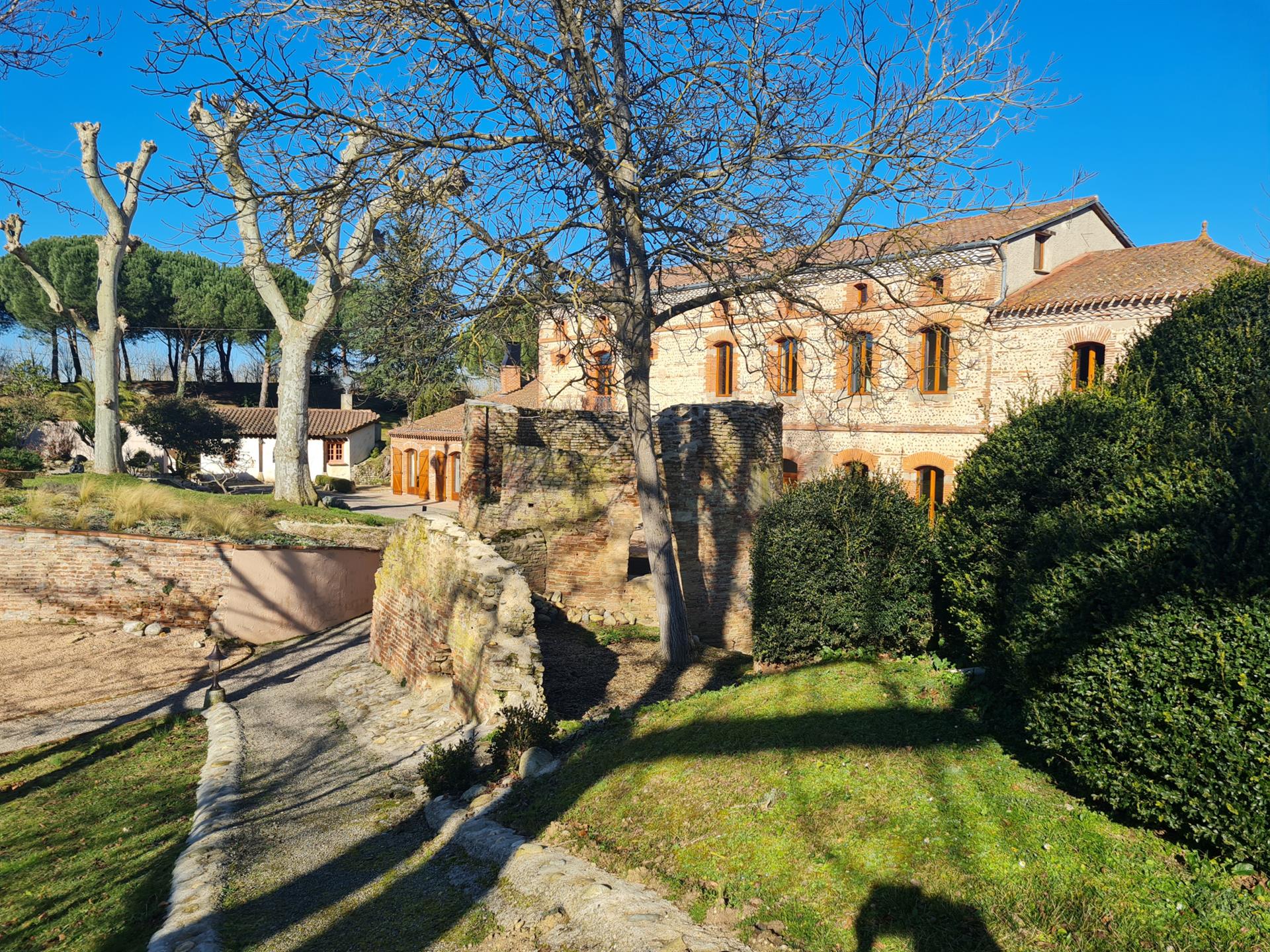 650 m2 mill with swimming pool and outbuildings in Mazères 09270