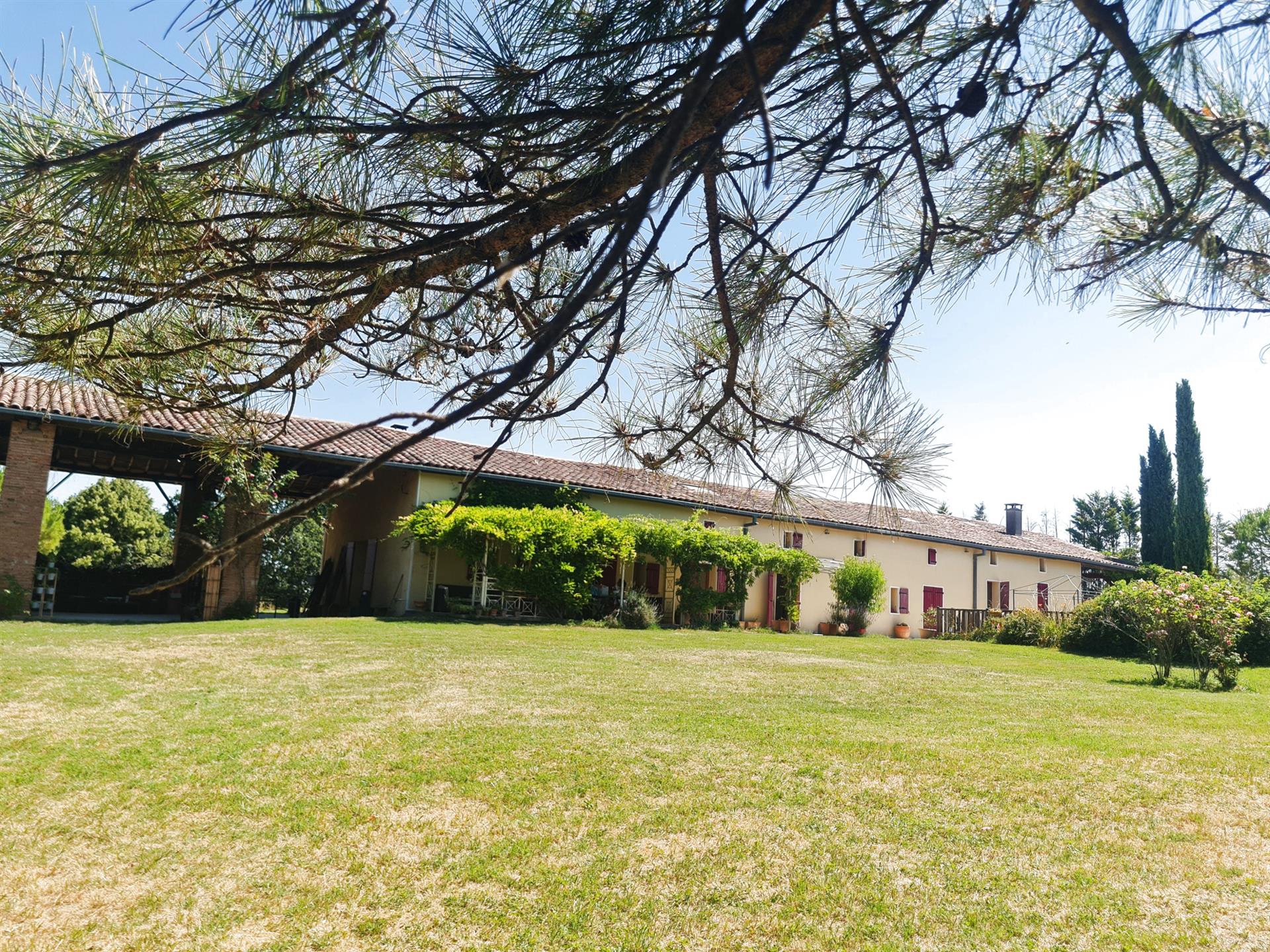 Property of approx. 400M2 with 4 ha 6,492 of land overlooking the Pyrenees
