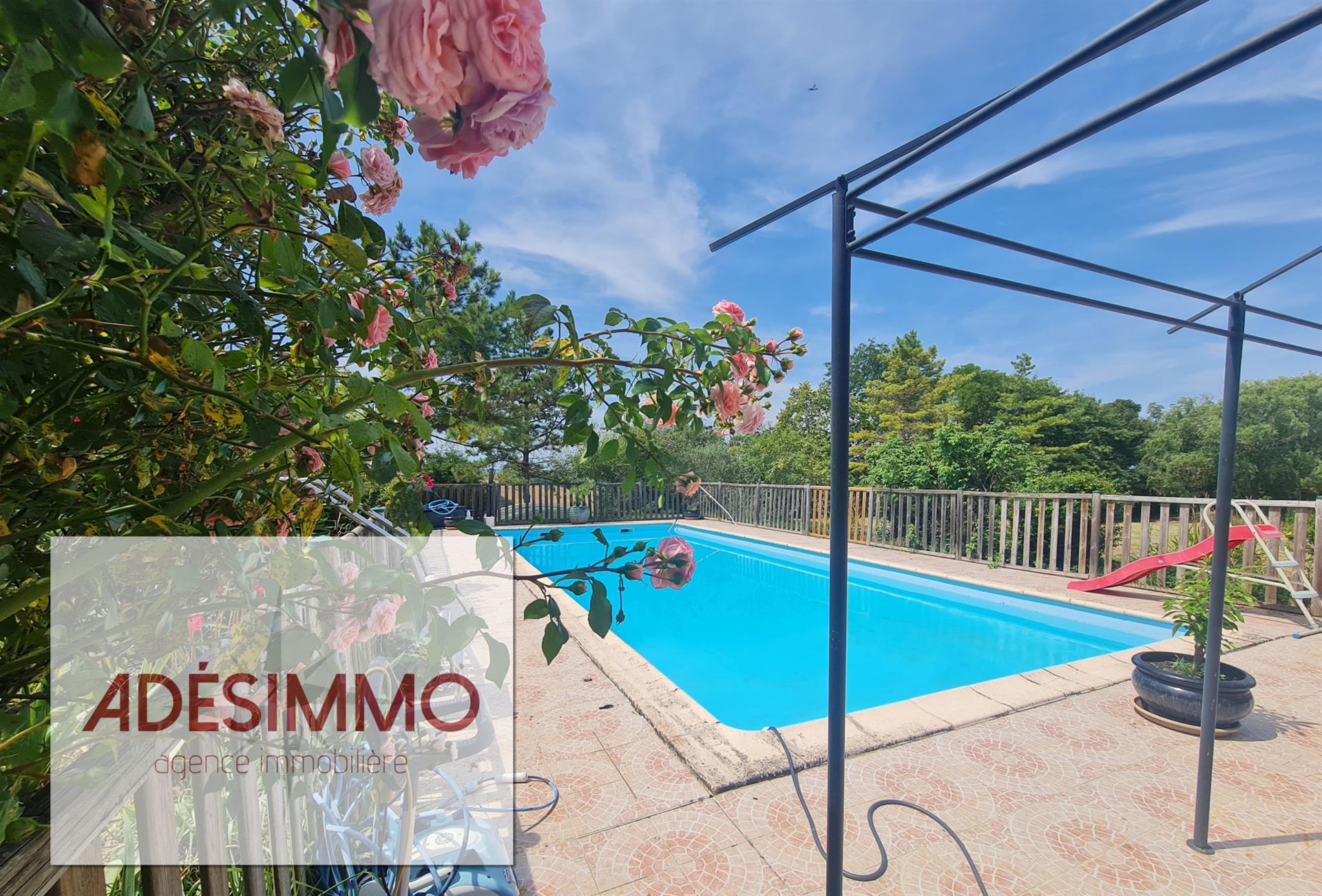 Property of approx. 400M2 with 4 ha 6,492 of land overlooking the Pyrenees