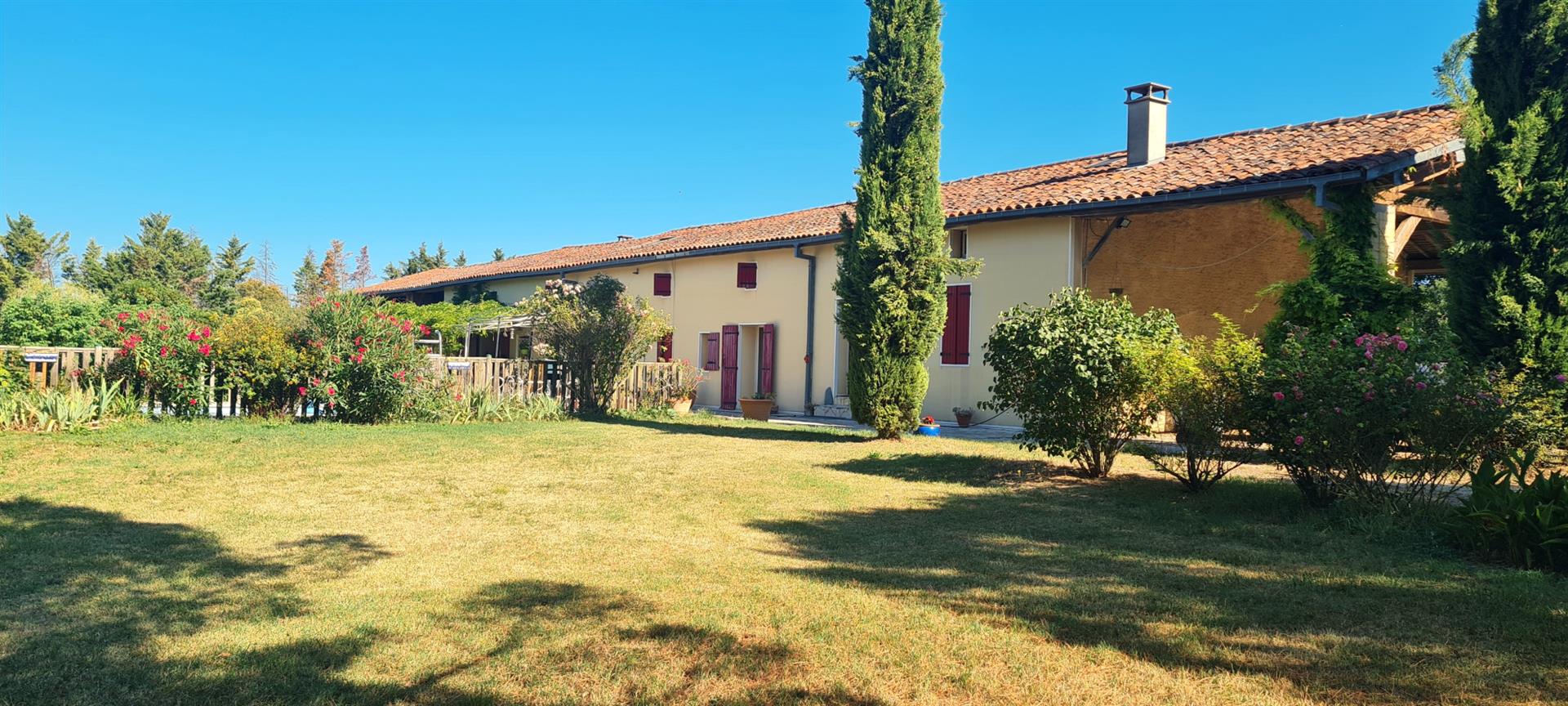 Property of approx. 400M2 with 4 ha 6,492 of land overlooking the Pyrenees