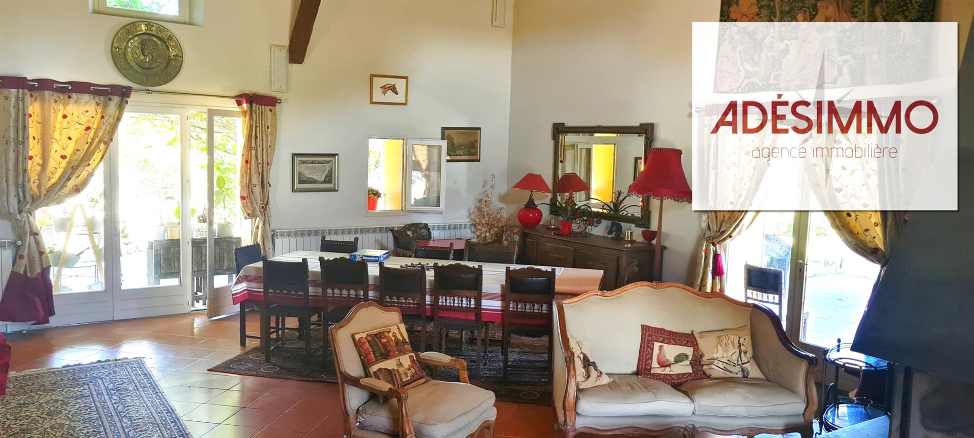 Property of approx. 400M2 with 4 ha 6,492 of land overlooking the Pyrenees