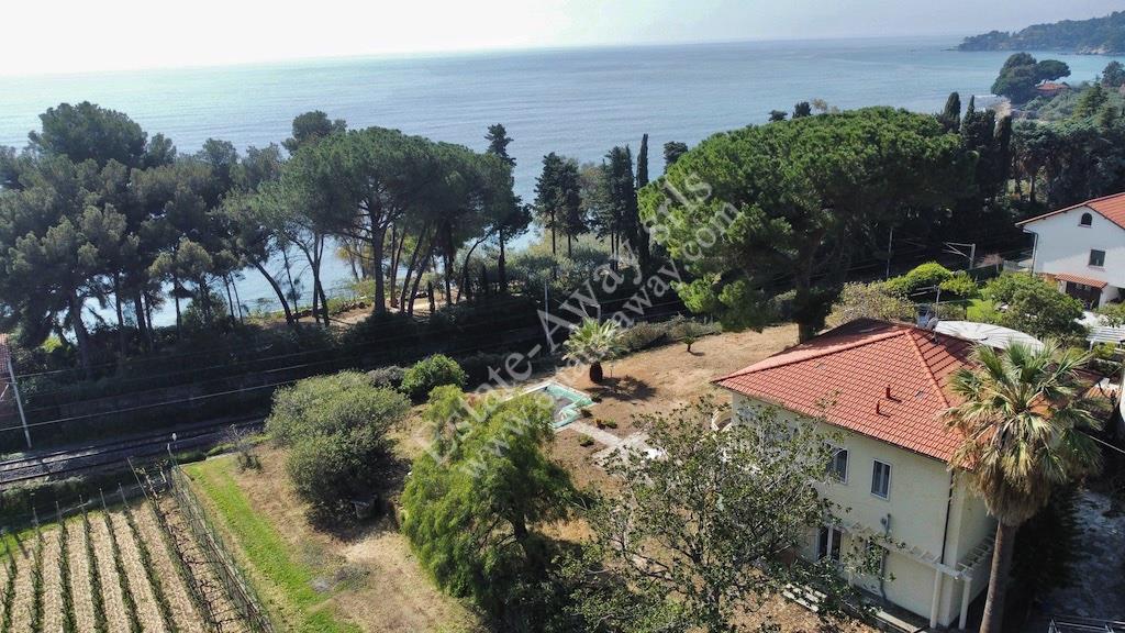 Ventimiglia verkaufen wir eine exklusive Villa mit Swimmingpool und direktem Zugang zum Strand