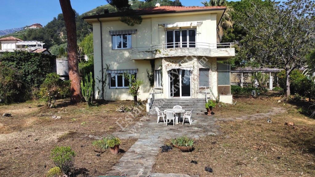 Ventimiglia vendiamo un' esclusiva villa con piscina e accesso diretto alla spiaggia