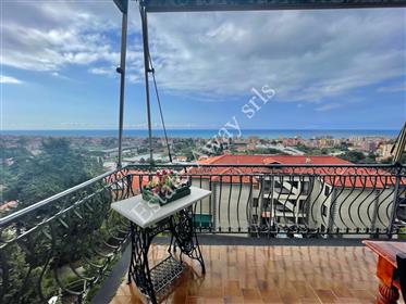 Appartement avec terrasse et vue sur la mer à vendre à Vallecrosia.