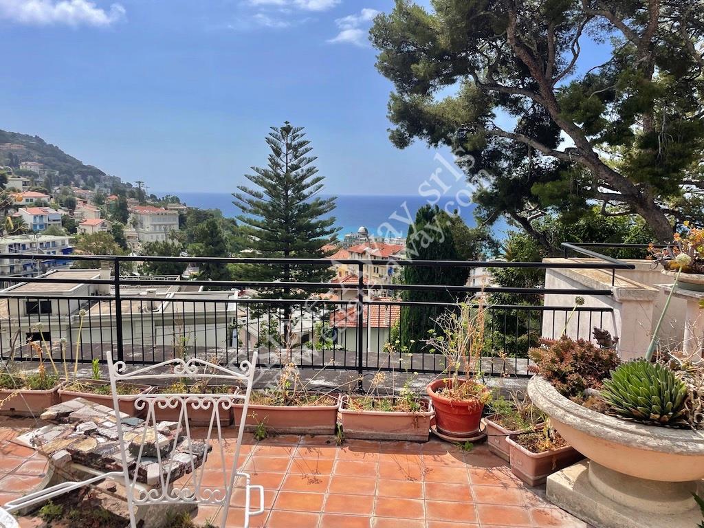 Appartement dans une villa avec vue sur la mer et grande terrasse en vente exclusive à Ospedaletti.