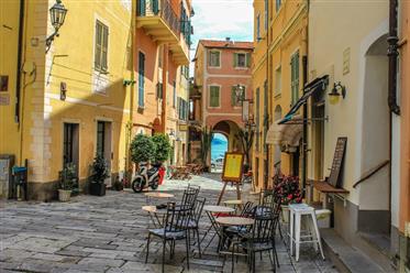 Apartment with terrace and sea view for sale in the historical centre of Bordighera.