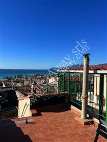 Appartement avec terrasse et vue sur la mer à vendre dans le centre historique de Bordighera.