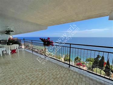 Apartment with large terrace and sea view for sale in Ospedaletti.
