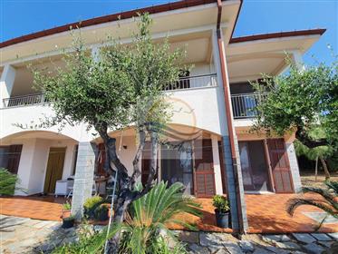 Doppelhaushälfte mit Meerblick zu verkaufen in Vallecrosia