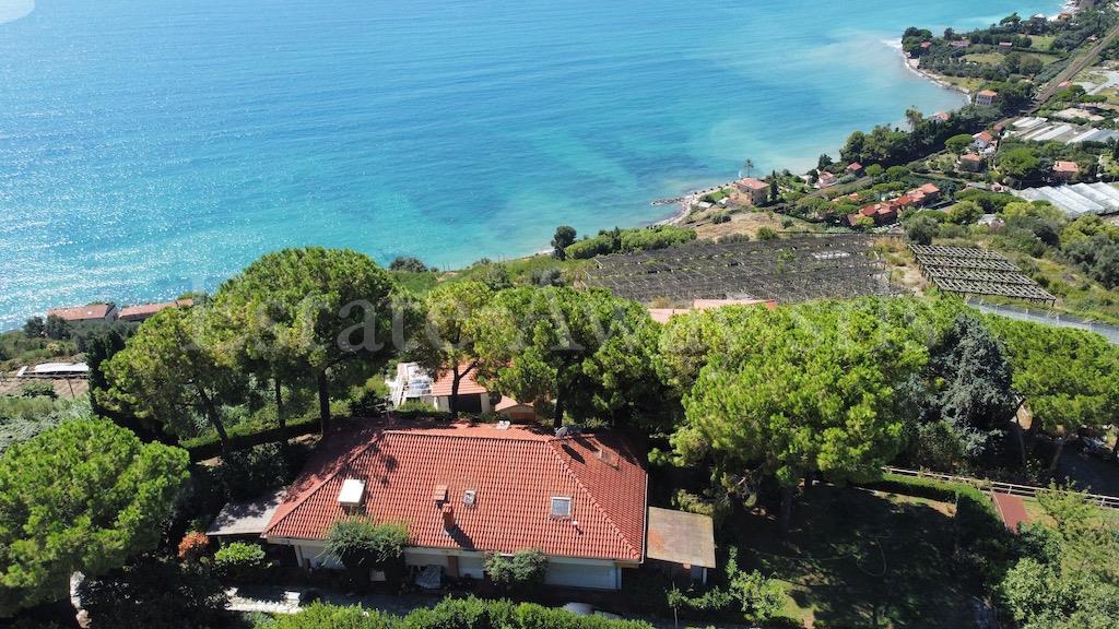 Villa mit Blick auf das Meer und die Côte d'Azur zu verkaufen