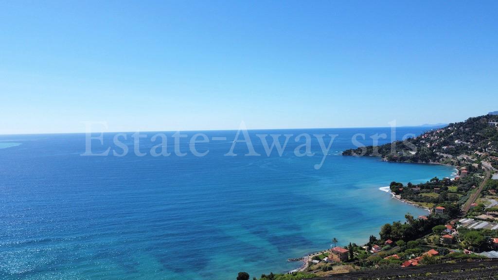 Villa with sea and Côte d'Azur view for sale in Ventimiglia. 