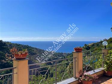 Detached house with garden and sea view for sale in Bordighera.