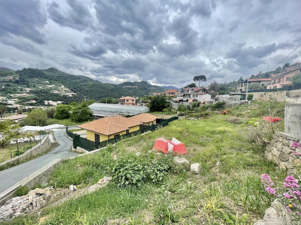 Plot of land with approved project for sale in Camporosso.