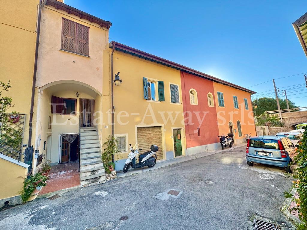 Апартамент за продажба в района Бордигера – Арцилия, на 10 метра от плажа