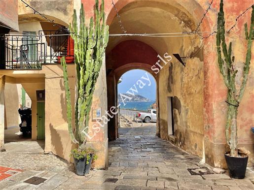 Apartment for sale in the historical center of Bordighera.