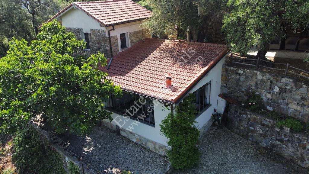 Maison de campagne récemment restaurée à vendre à Vallebona.