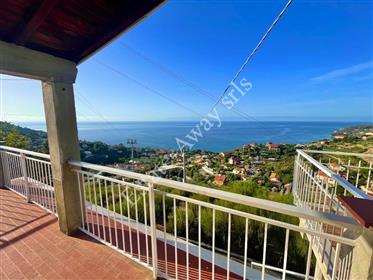 Detached house with sea view for sale in Ospedaletti.