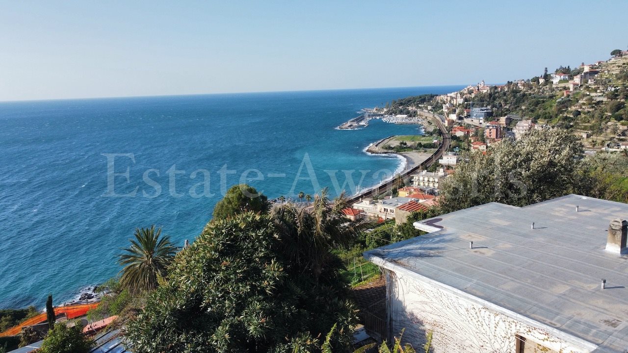 Sea view villa for sale in Bordighera in an exclusive location with a large garden