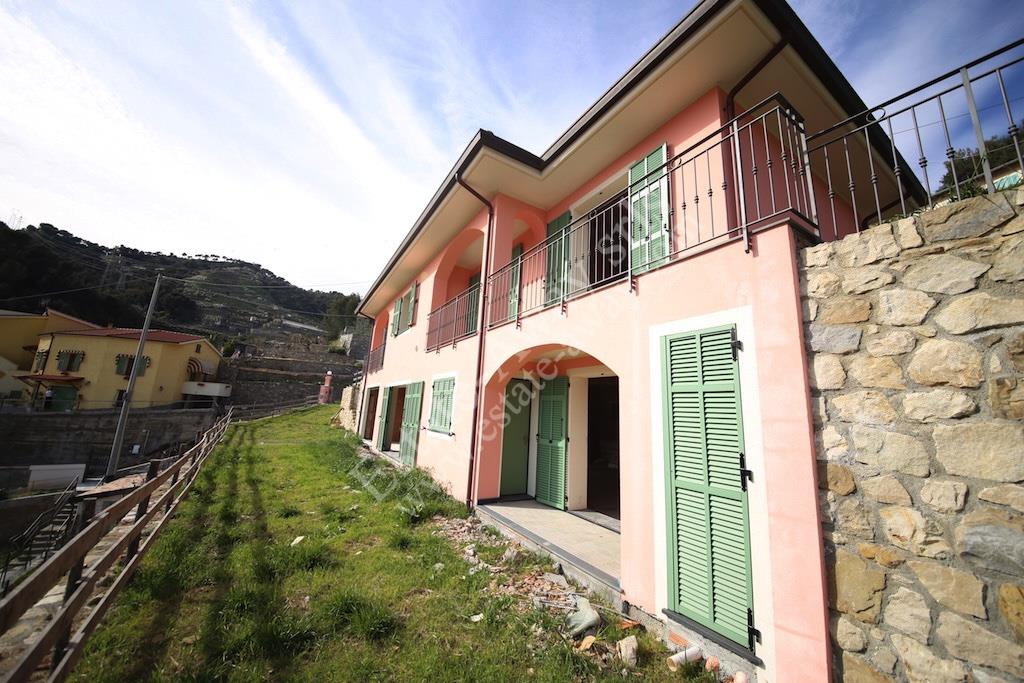 Fristående hus som ska färdigställas med trädgård på cirka 850 kvm till salu i Soldano.