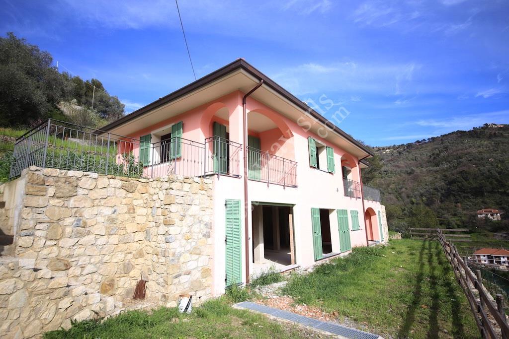Vrijstaand huis te completeren met tuin van ongeveer 850m² te koop in Soldano.