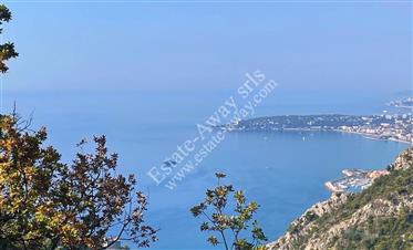 Villa avec vue sur la mer à vendre à Mortola Superiore.