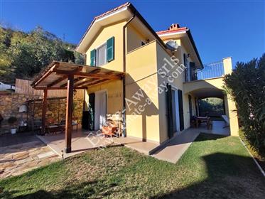 Casa indipendente con giardino in vendita a Vallebona.
