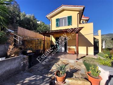Detached house with garden for sale in Vallebona.