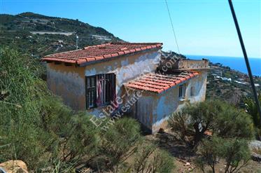 Maison rustique avec vue sur la mer à vendre à Bordighera.