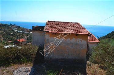 Maison rustique avec vue sur la mer à vendre à Bordighera.